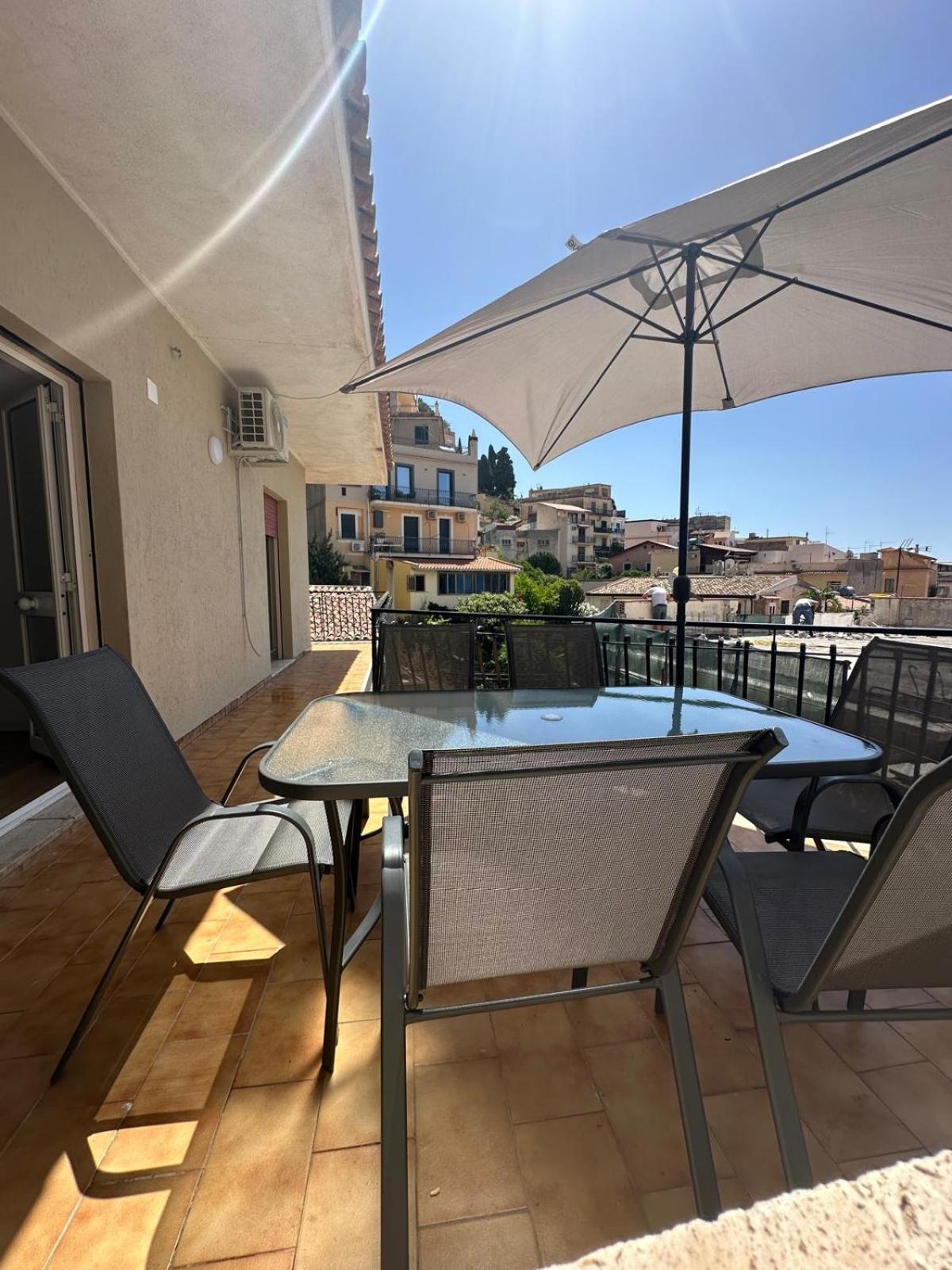 We Home Taormina Center With Parking Bagian luar foto